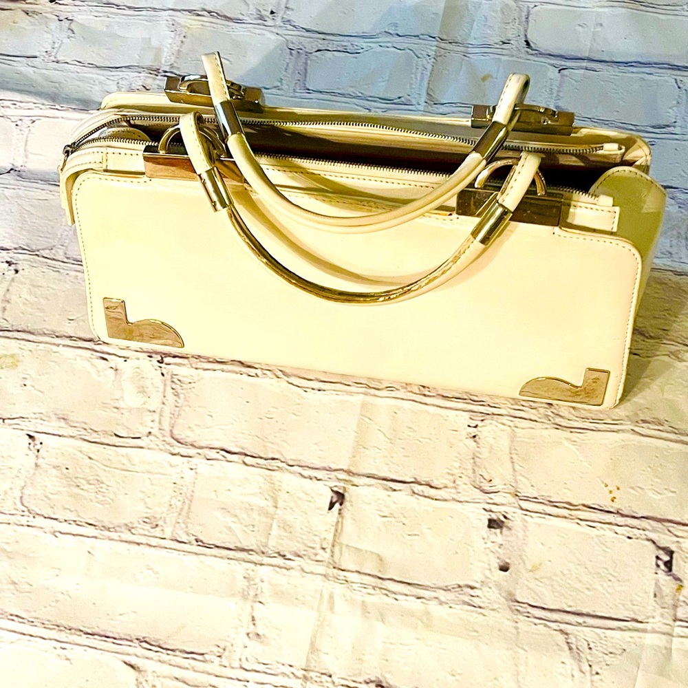VALENTINO GARAVANI mini white bag 
Beautiful and unique